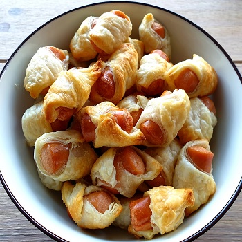 a bowl with pigs in a blanket.